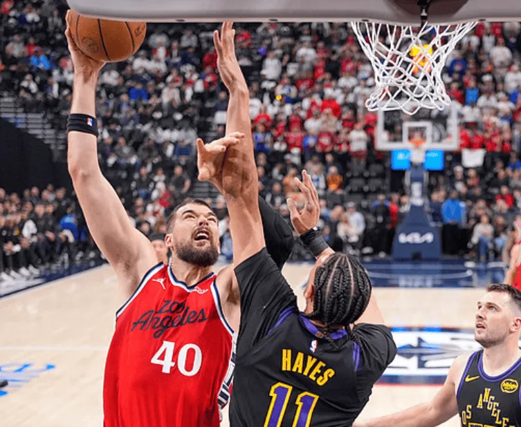 湖人全队抢下6个前场板，而祖巴茨一人抢下10个前场板