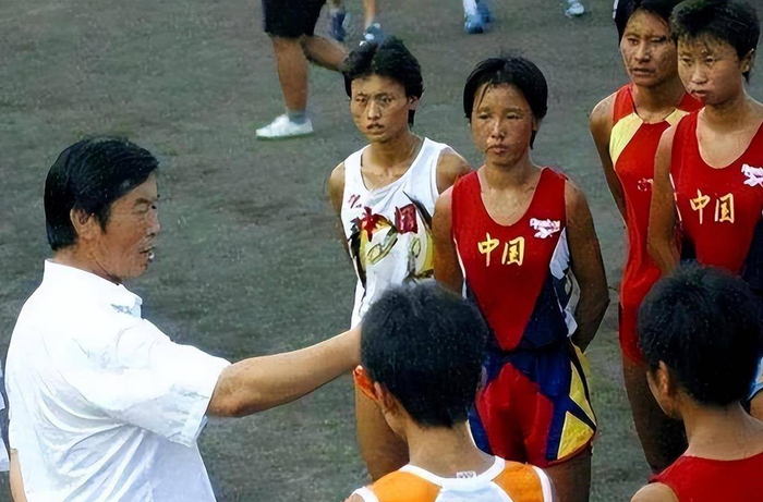 “体坛败类”马俊仁，强迫队员集体割阑尾，亲自为女队员使用禁药|马家军|王军霞|举报信|教练|姑娘_新浪体育_新浪新闻