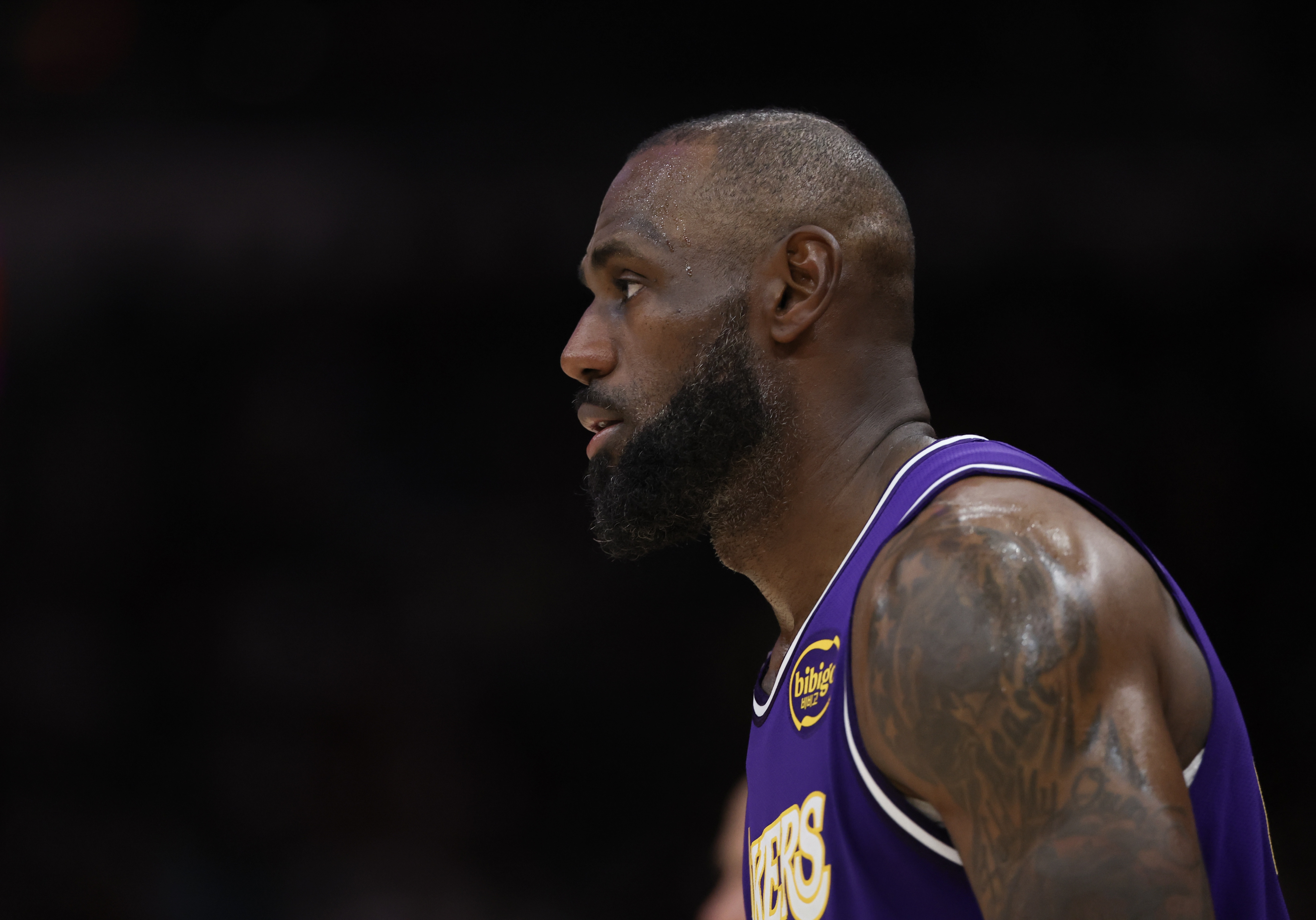 J9九游会集团-15季后赛欧文&amp;乐福受伤&amp;21浓眉受伤！詹媒：为何是詹姆斯来承受？