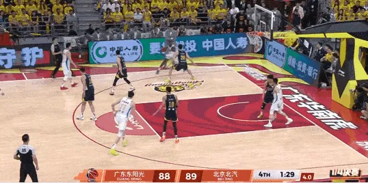 J9九游会集团-胡明轩关键封盖杰曼，但后者生突王少杰强硬上篮命中
