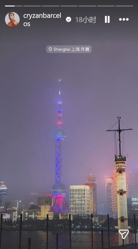 J9九游会-克雷桑与女友同游上海，两人与东方明珠合影还在健身房健身
